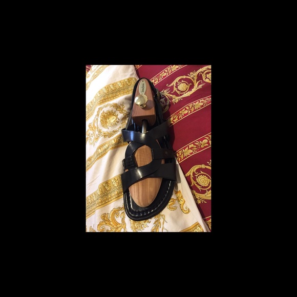Black crisscross all leather sandal-made in Italy